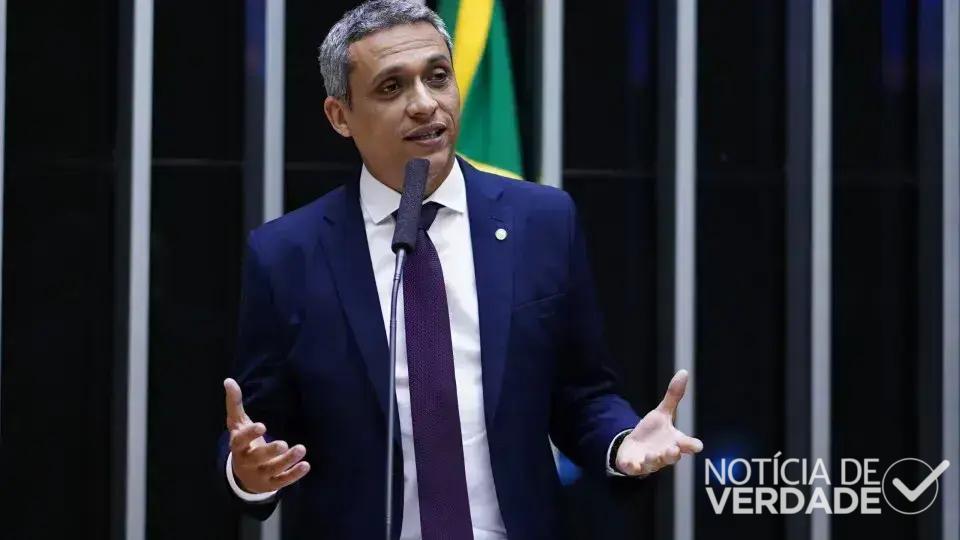 Davi Alcolumbre busca ação contra deputado por ataques a Gleisi Hoffmann