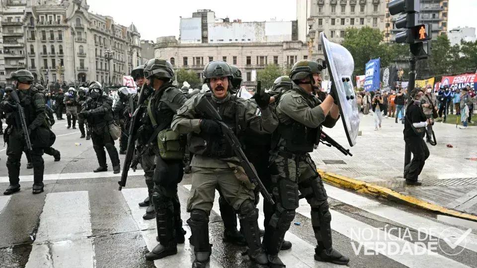 Protestos contra Milei ganham força com a participação de torcidas organizadas